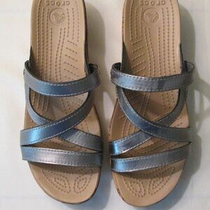 NWOT CROCS A-Leigh Wedge Sandals, Size 10, Metallic Silver